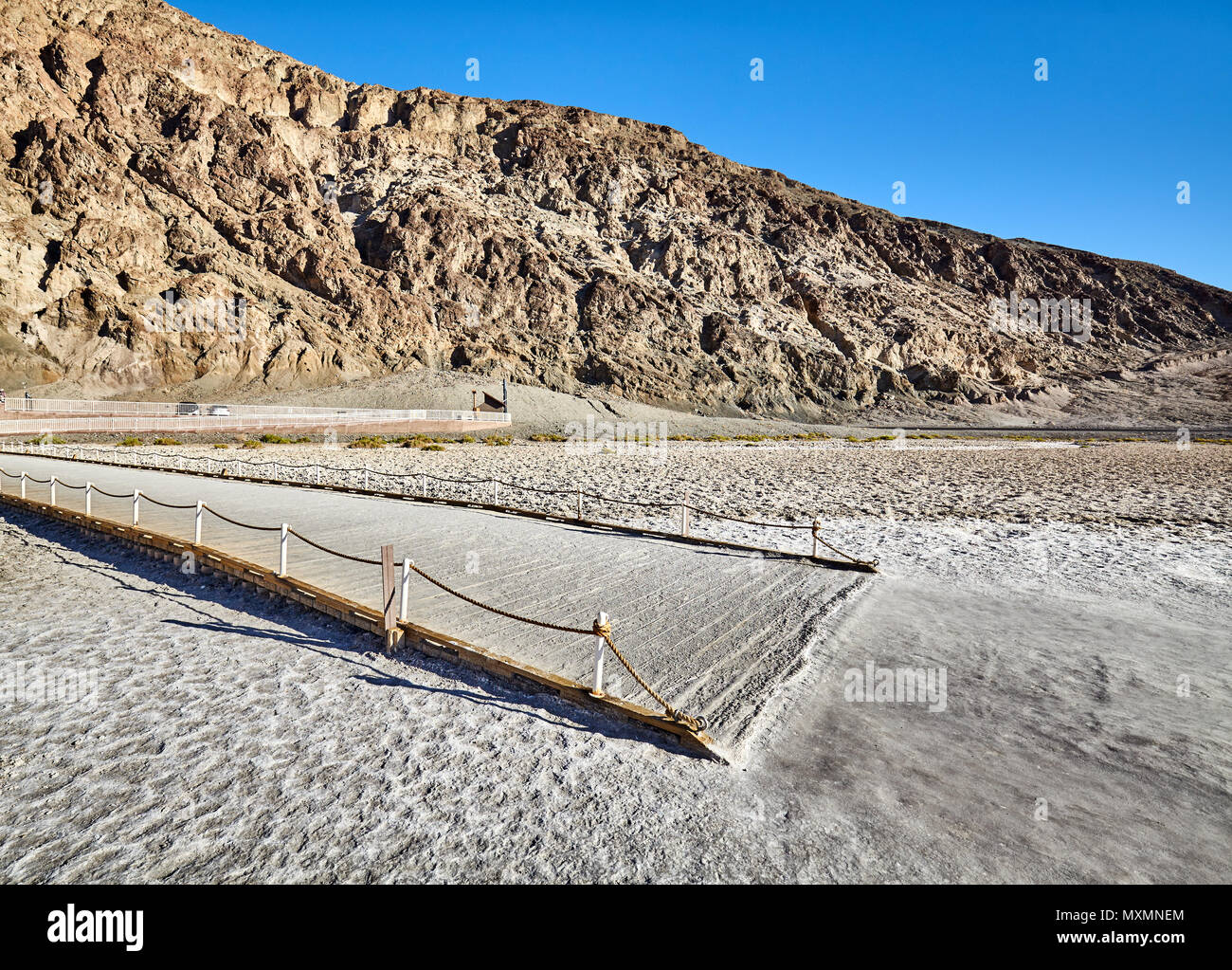 Visualizzazione turistica la piattaforma a Badwater Basin, il punto più basso del Nord America con una profondità di 282 ft (86 m sotto il livello del mare, Death Valley National Par Foto Stock