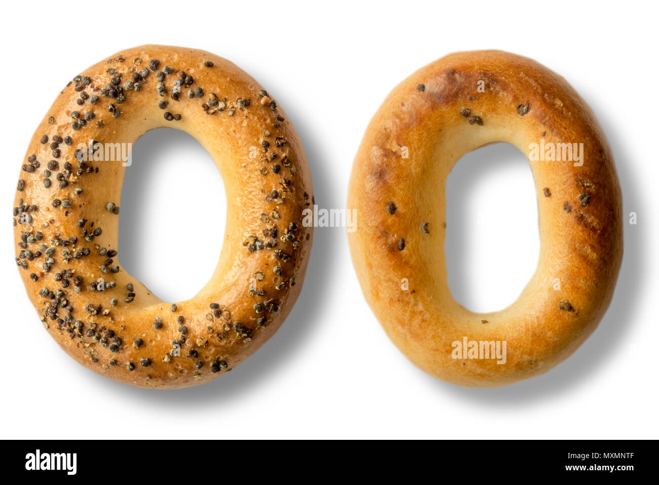 Closeup bagel con semi di papavero.anteriore e posteriore. Snack in Europa.isolato foto sullo sfondo bianco per il sito sulla cucina,cibo, tradizioni. Foto Stock