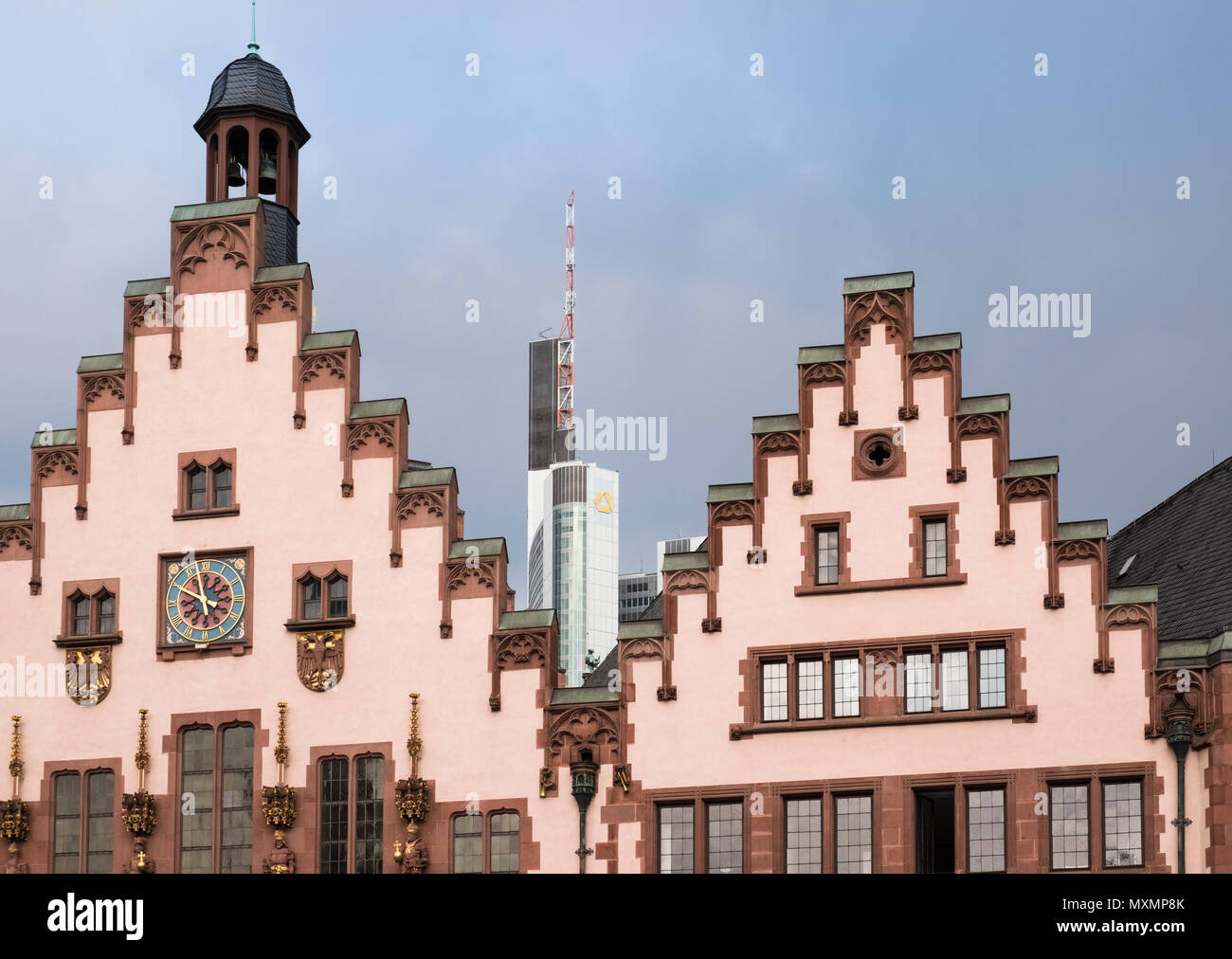 Esterno tradizionale di Romer Municipio della Città Vecchia a fianco di architettura edifici moderni, Frankfurt am Main, Hesse Darmstadt, Germania. Foto Stock