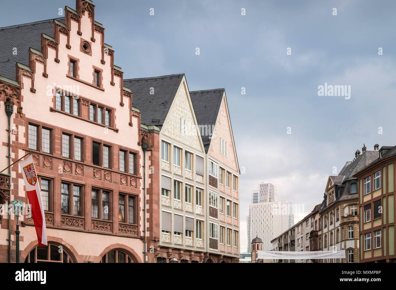 Esterno tradizionale di Romer Municipio della Città Vecchia a fianco di architettura edifici moderni, Frankfurt am Main, Hesse Darmstadt, Germania. Foto Stock