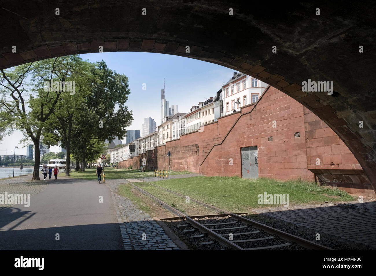 Abbandonate i binari del tram sotto un ponte verso il centro della città di Francoforte sul Meno, Hesse, Germania. Foto Stock