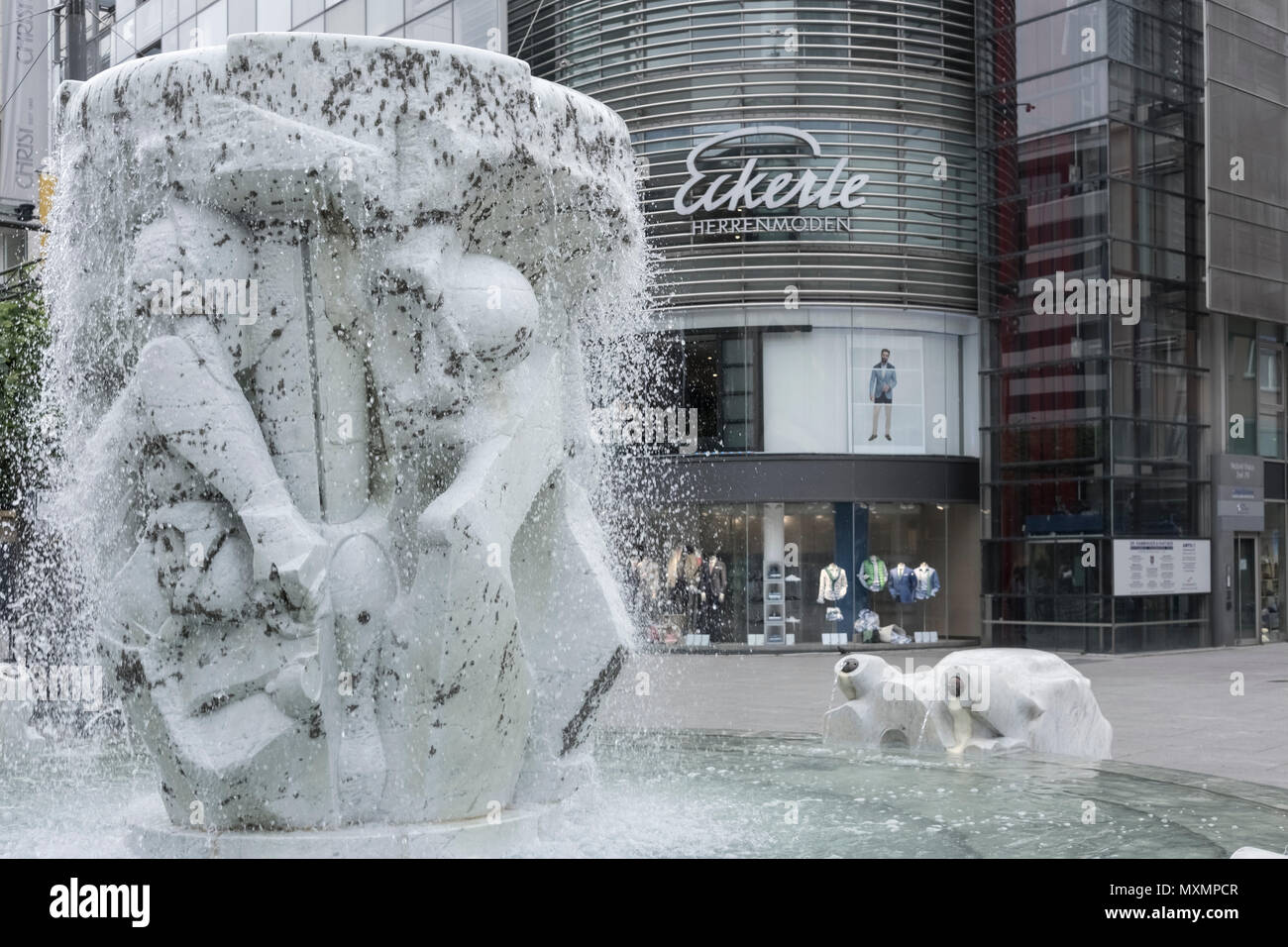 Brockhaus fontana e la scultura in città il centro dello shopping, Zeil Street, Frankfurt am Main, Hesse, Germania Foto Stock