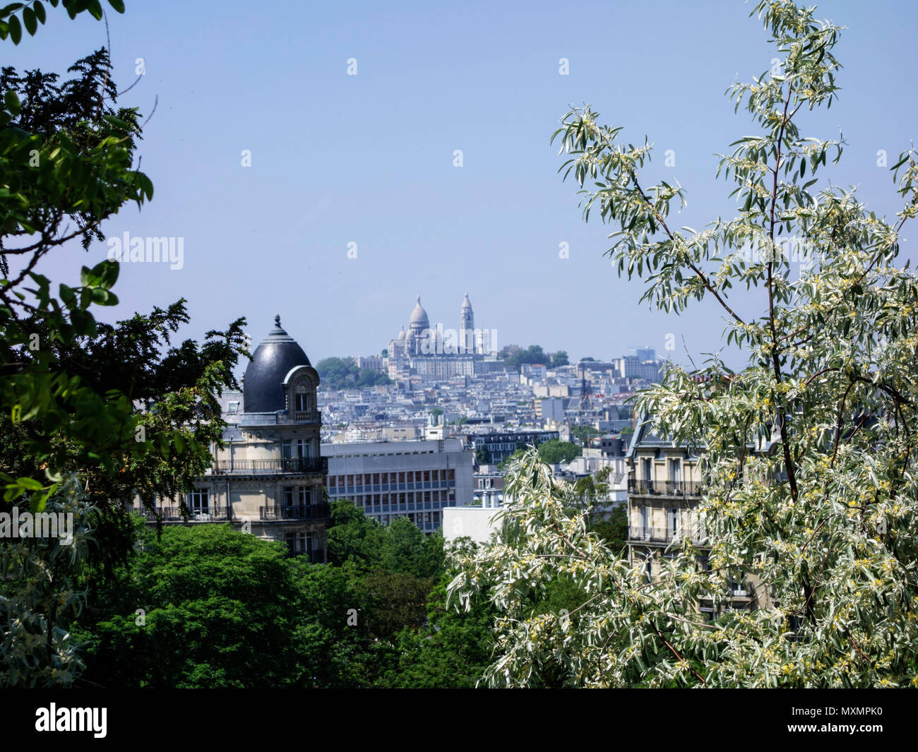 Parco Buttes-Chaumont, Parigi, con il Sacre Coeur in background Foto Stock