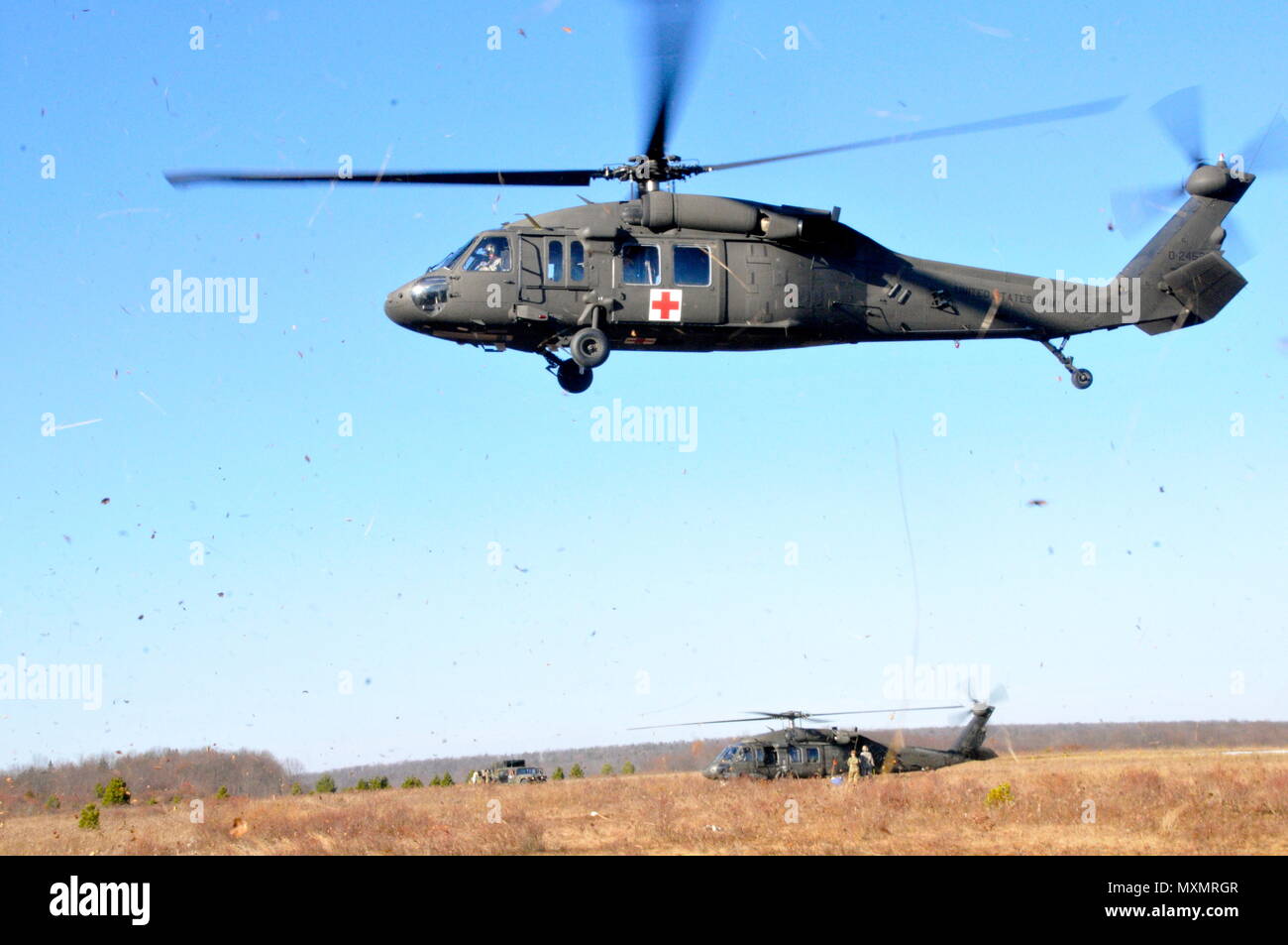 Un UH-60 Black Hawk elicottero assegnato alla società di Charlie, 2-104th supporto generale del battaglione di aviazione, 28 Combattere la Brigata Aerea, Pennsylvania esercito nazionale Guard decolla da un armamento di avanzamento e punto di rifornimento a Mid-State aeroporto regionale. Foto Stock