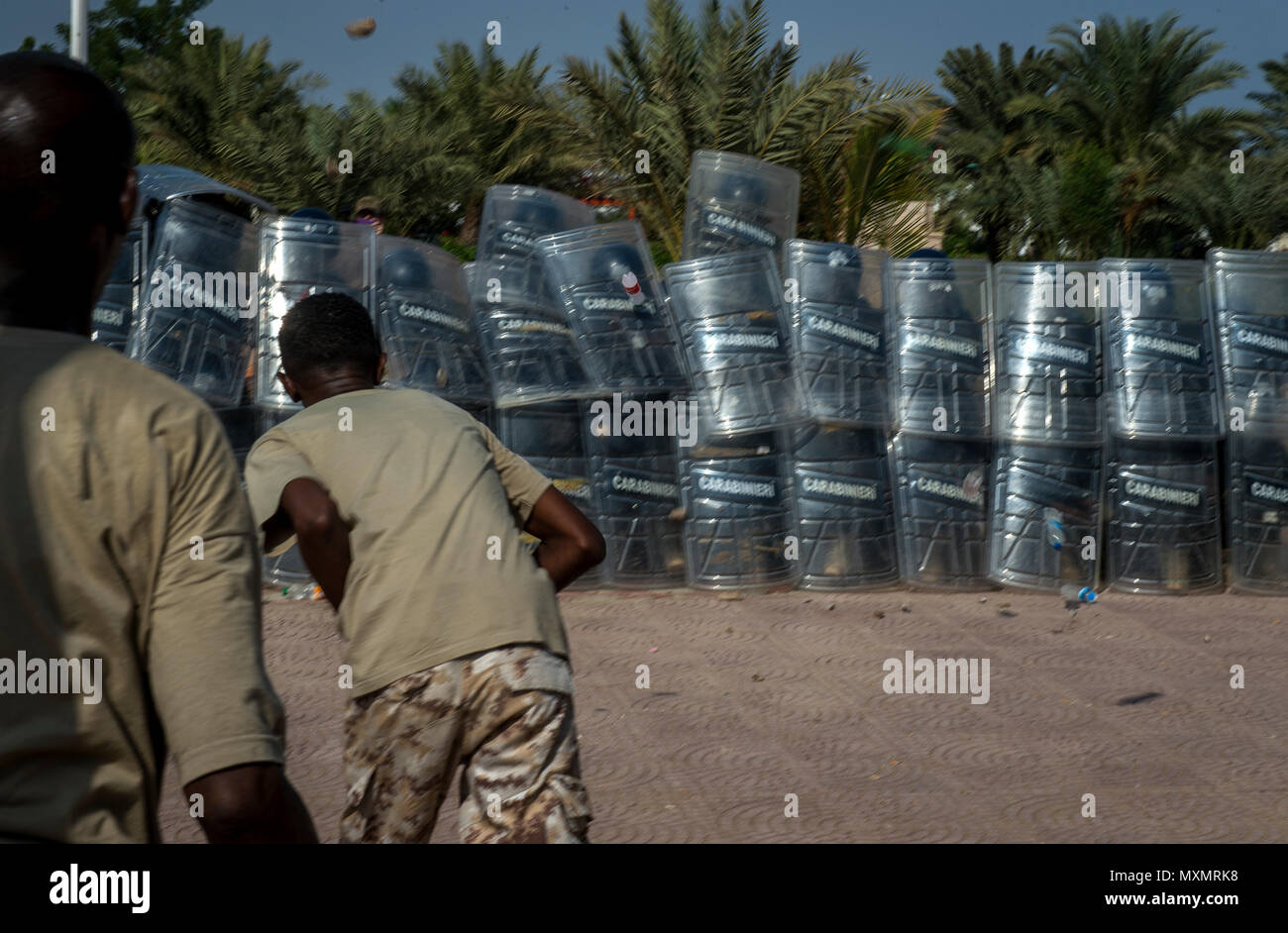 I membri delle forze di polizia somale, treno con i Carabinieri a Gibuti Accademia di polizia a Gibuti, Gibuti, nov. 10, 2016. I carabinieri è in carica della missione di addestramento MAIDIT Somalia 6, che è la missione di formare le forze di polizia somale al fine di promuovere la stabilità e la sicurezza di tutta la regione del Corno d Africa. (U.S. Air Force photo by Staff Sgt. Kenneth W. Norman) Foto Stock