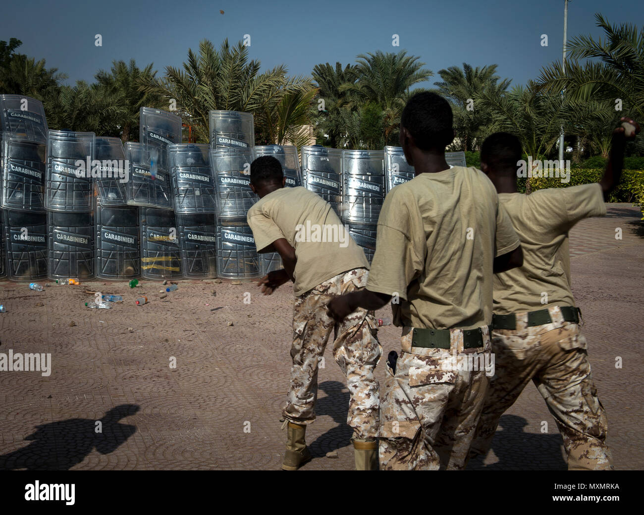 I membri delle forze di polizia somale, treno con i Carabinieri a Gibuti Accademia di polizia a Gibuti, Gibuti, nov. 10, 2016. I carabinieri è in carica della missione di addestramento MAIDIT Somalia 6, che è la missione di formare le forze di polizia somale al fine di promuovere la stabilità e la sicurezza di tutta la regione del Corno d Africa. (U.S. Air Force photo by Staff Sgt. Kenneth W. Norman) Foto Stock