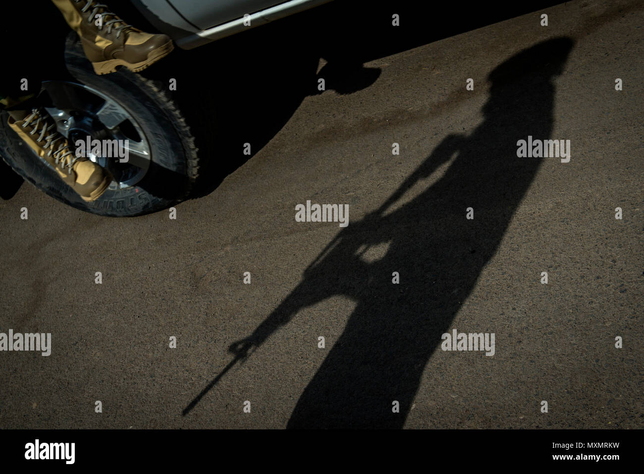 I membri delle forze di polizia somale, treno con i Carabinieri a Gibuti Accademia di polizia a Gibuti, Gibuti, nov. 10, 2016. I carabinieri è in carica della missione di addestramento MAIDIT Somalia 6, che è la missione di formare le forze di polizia somale al fine di promuovere la stabilità e la sicurezza di tutta la regione del Corno d Africa. (U.S. Air Force photo by Staff Sgt. Kenneth W. Norman) Foto Stock