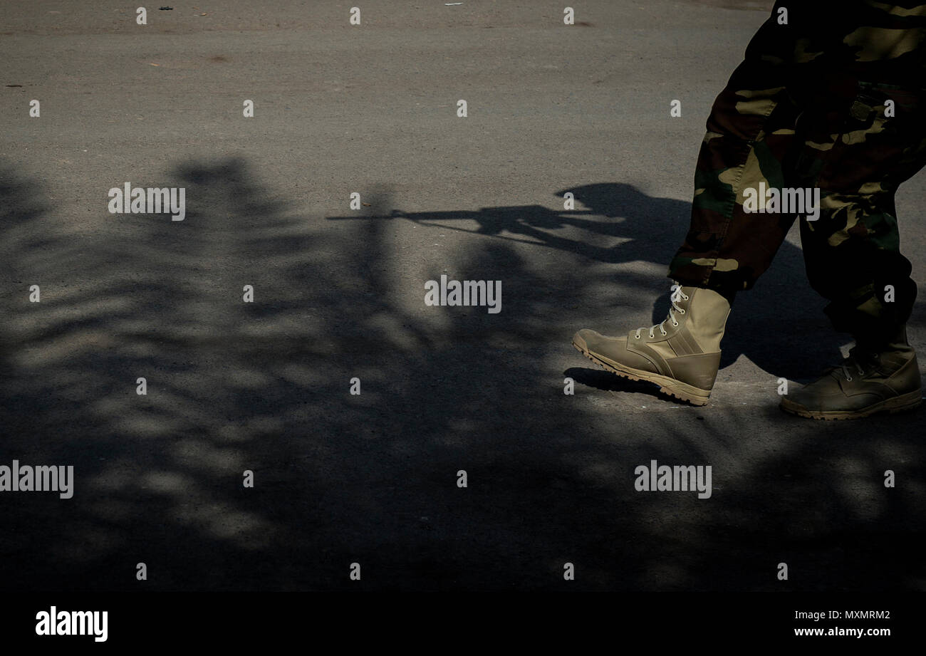 I membri delle forze di polizia somale, treno con i Carabinieri a Gibuti Accademia di polizia a Gibuti, Gibuti, nov. 10, 2016. I carabinieri è in carica della missione di addestramento MAIDIT Somalia 6, che è la missione di formare le forze di polizia somale al fine di promuovere la stabilità e la sicurezza di tutta la regione del Corno d Africa. (U.S. Air Force photo by Staff Sgt. Kenneth W. Norman) Foto Stock