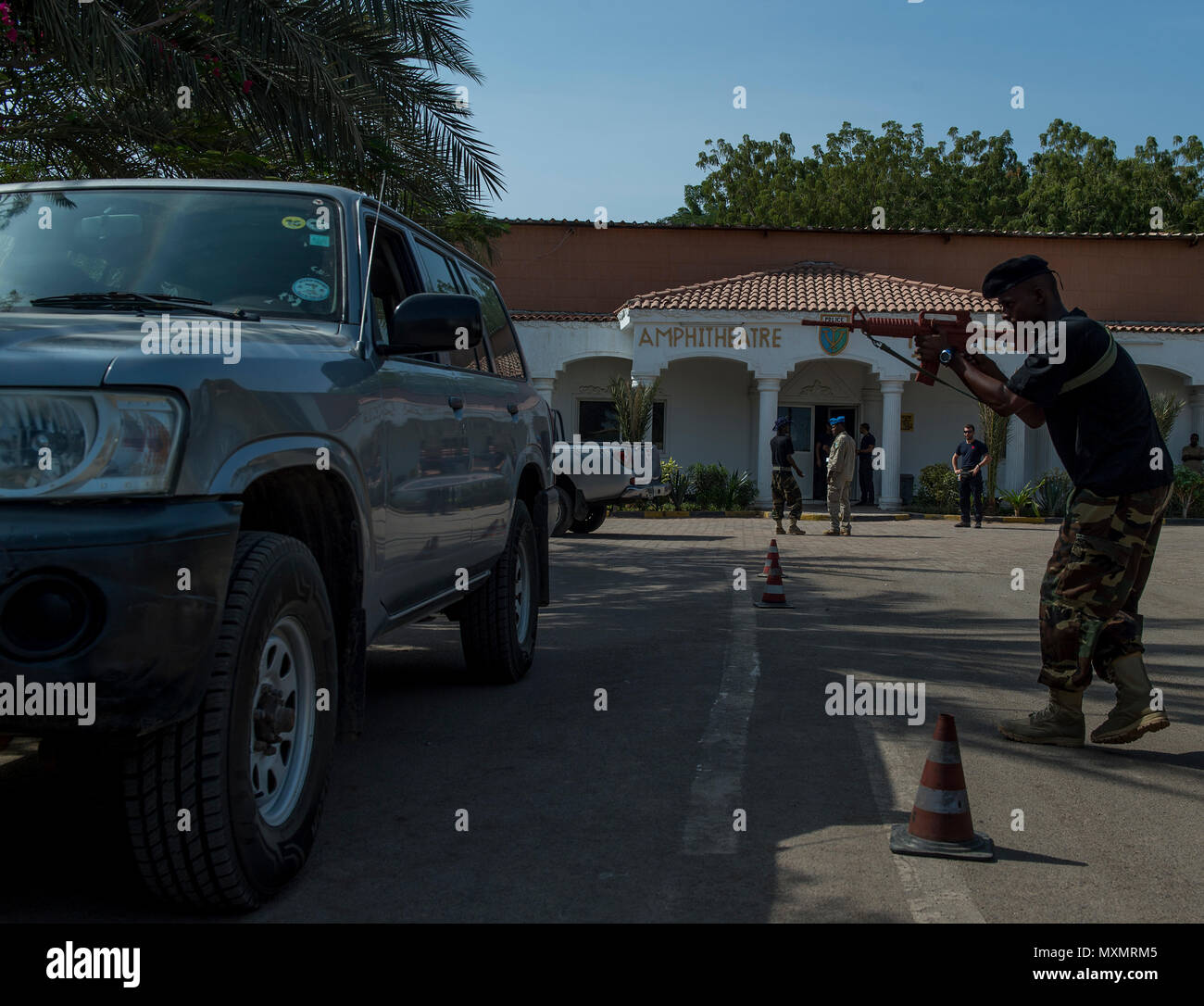 I membri delle forze di polizia somale, treno con i Carabinieri a Gibuti Accademia di polizia a Gibuti, Gibuti, nov. 10, 2016. I carabinieri è in carica della missione di addestramento MAIDIT Somalia 6, che è la missione di formare le forze di polizia somale al fine di promuovere la stabilità e la sicurezza di tutta la regione del Corno d Africa. (U.S. Air Force photo by Staff Sgt. Kenneth W. Norman) Foto Stock