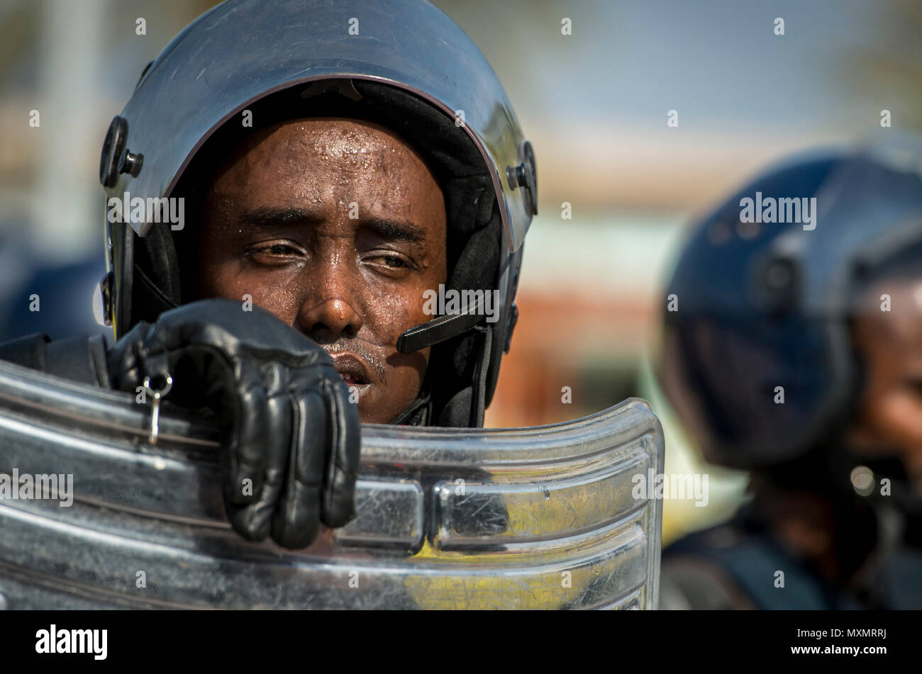 I membri delle forze di polizia somale, treno con i Carabinieri a Gibuti Accademia di polizia a Gibuti, Gibuti, nov. 10, 2016. I carabinieri è in carica della missione di addestramento MAIDIT Somalia 6, che è la missione di formare le forze di polizia somale al fine di promuovere la stabilità e la sicurezza di tutta la regione del Corno d Africa. (U.S. Air Force photo by Staff Sgt. Kenneth W. Norman) Foto Stock