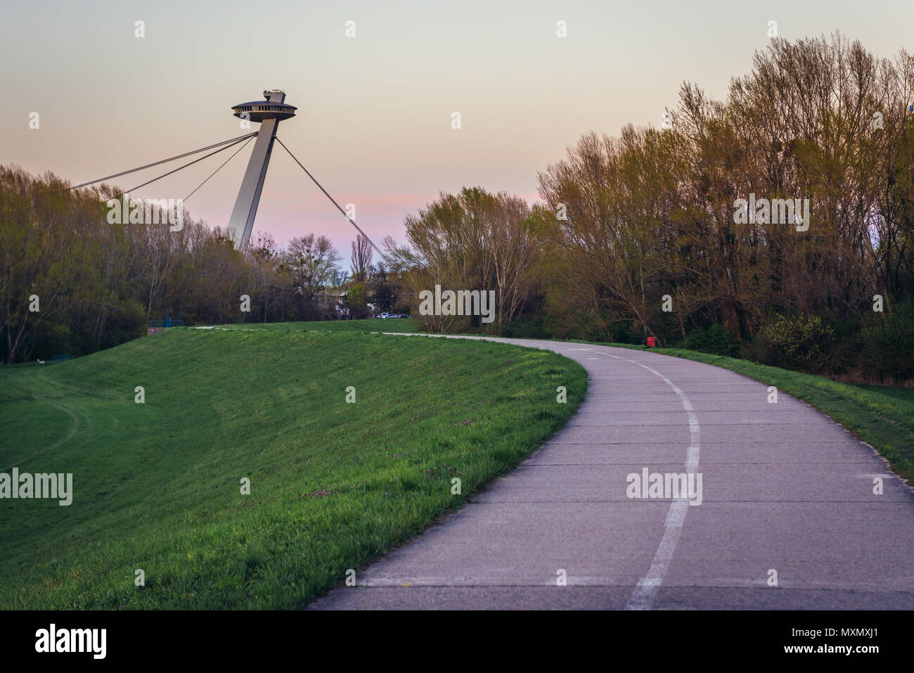 La maggior parte dei SNP - Ponte della Rivolta Nazionale Slovacca comunemente noto come Ponte di UFO a Bratislava, in Slovacchia Foto Stock