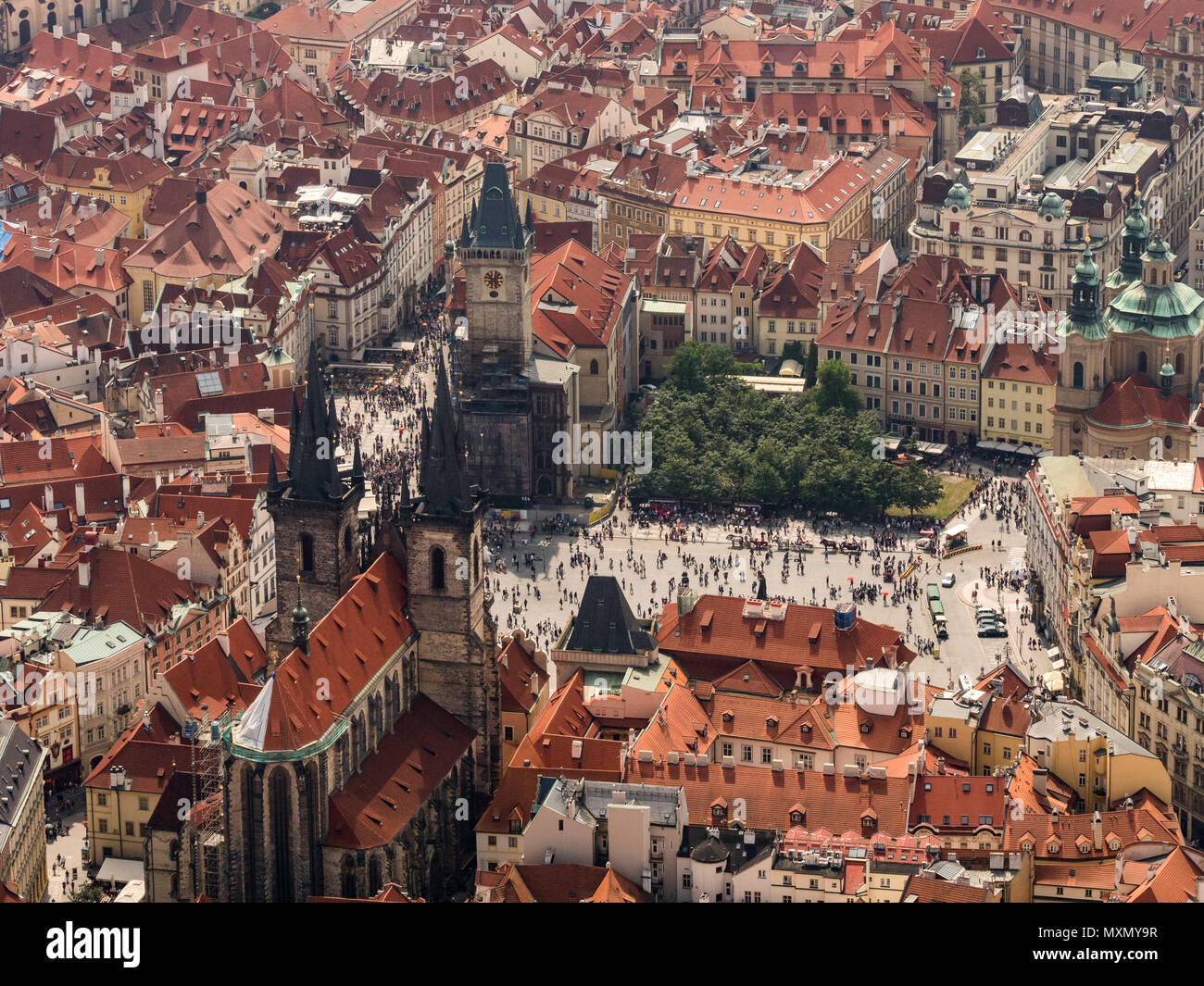 Vista aerea sulla città di Praga, Repubblica Ceca. Vista panoramica dal velivolo. Vista aerea di Praga. I tetti rossi di Praga, Kostel Panny Marie pred Tyne Foto Stock