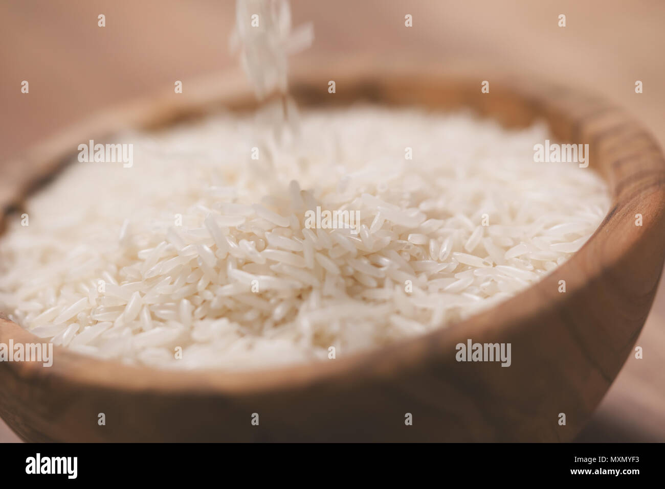 La caduta di asciugare il riso nel recipiente di legno Foto Stock