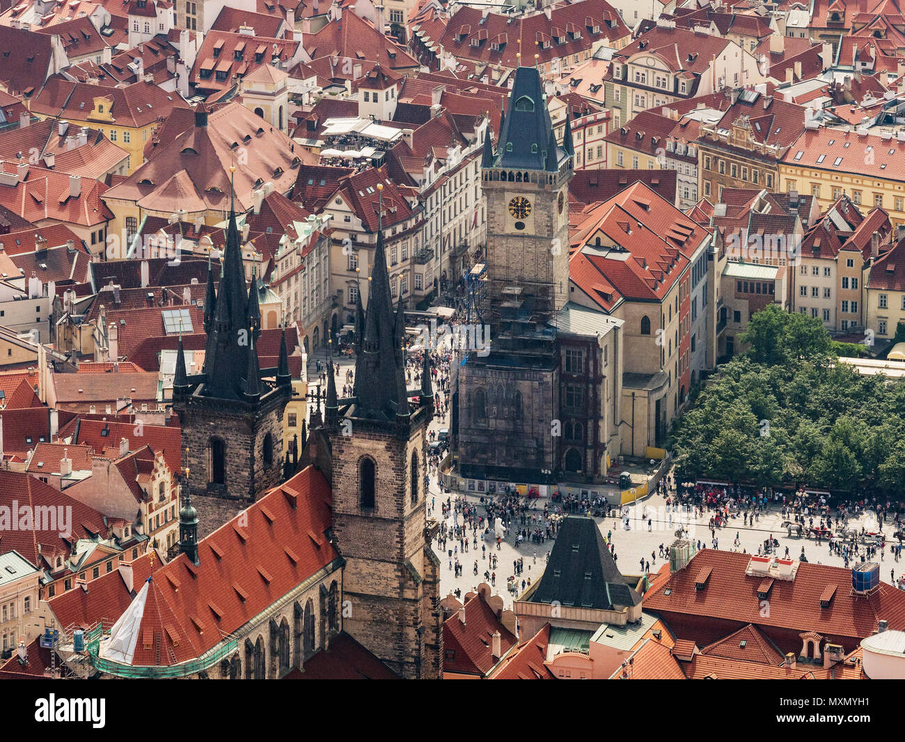 Vista aerea sulla città di Praga, Repubblica Ceca. Vista panoramica dal velivolo. Vista aerea di Praga. I tetti rossi di Praga, Kostel Panny Marie pred Tyne Foto Stock