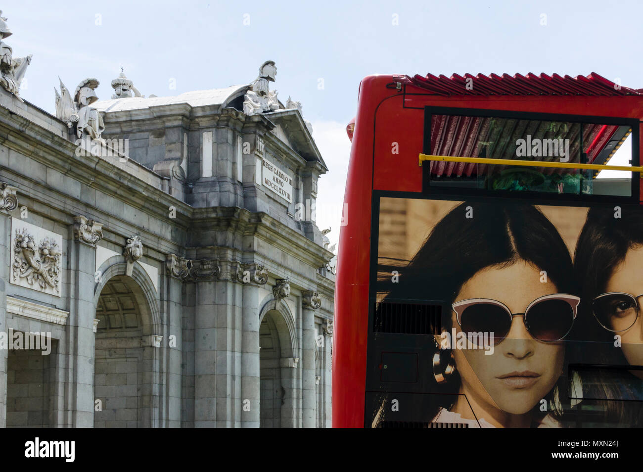 Vista di un bus turistico chiuso alla Puerta de Alcalá, Madrid, Spagna. Foto Stock