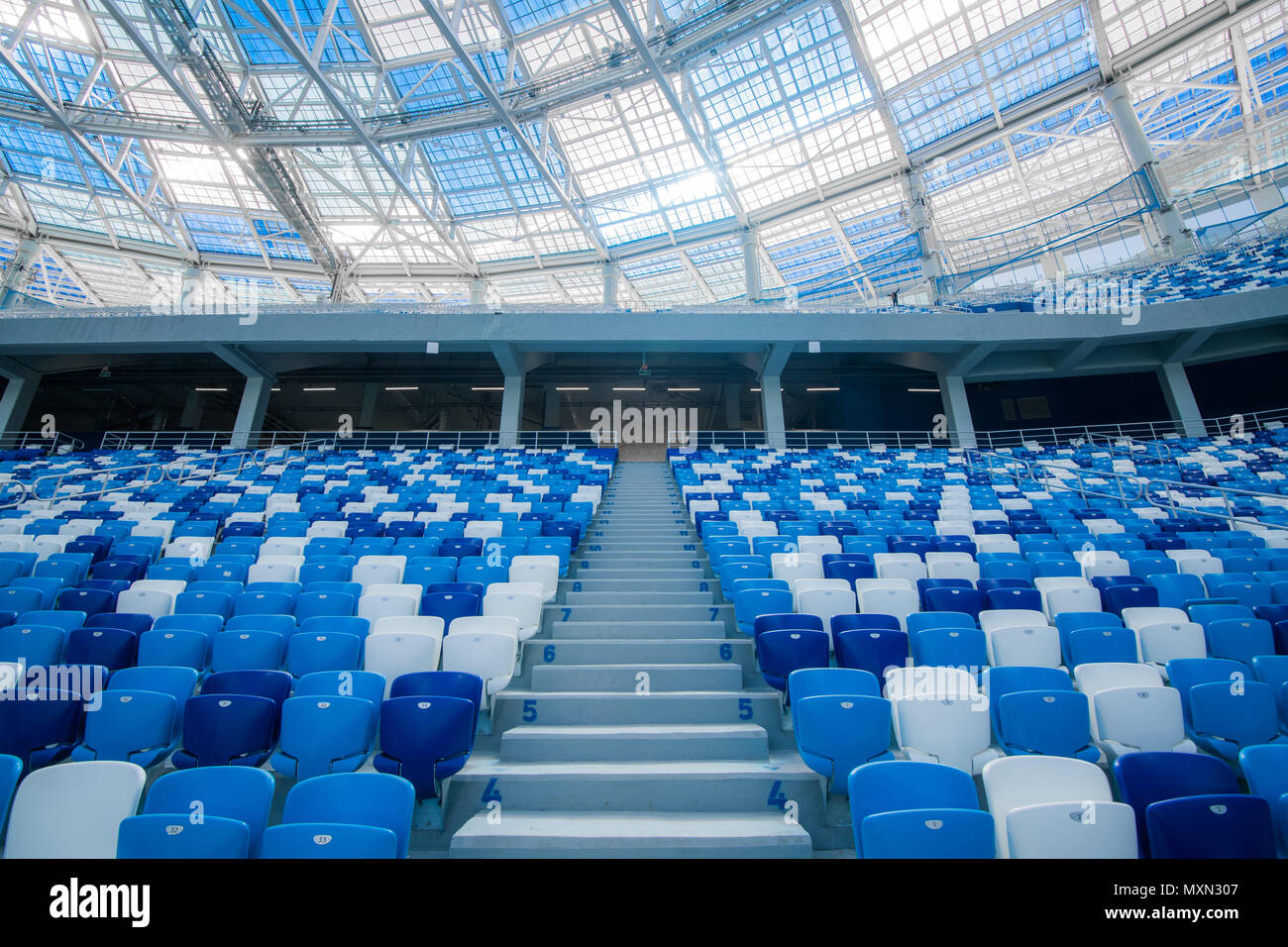 Scale di cemento e blu posti all'interno dello stadio di calcio Foto Stock