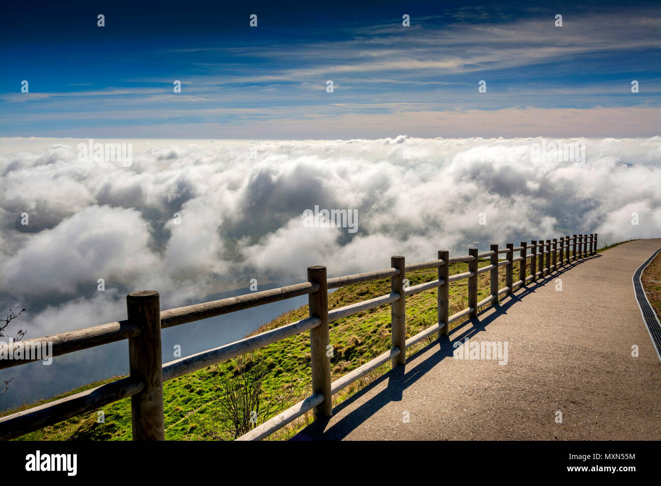 Il sentiero, Puy de Dome vulcano, Auvergne Rhône Alpes, Francia Foto Stock