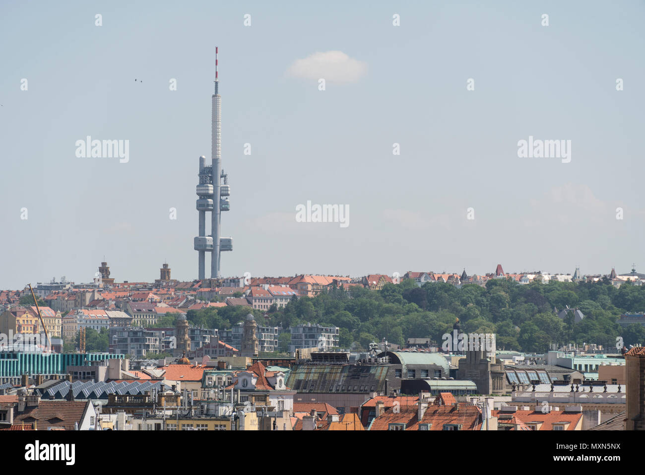 Un panopramic vista della città con la torre della televisione di Praga, Repubblica Czeche Foto Stock