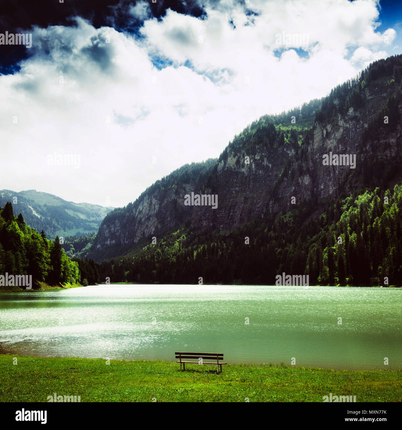 Lago di Montriond, Haute-Savoie, Auvergne-Rhône-Alpes, Francia Foto Stock
