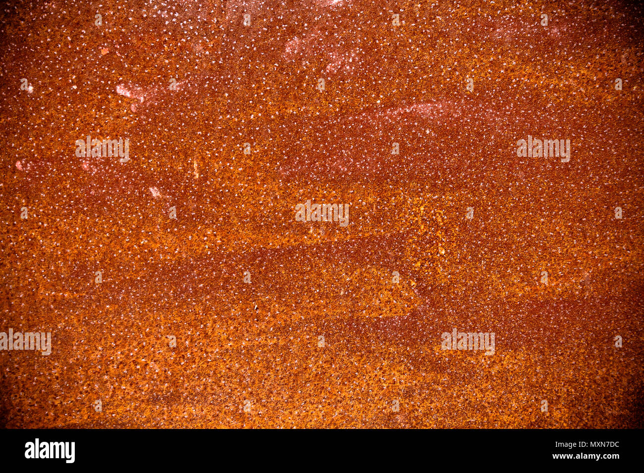 Rusty e grungy ferro metallico a parete a piastra con il tipico di ossido ferrico rosso e con rivestimento di pelatura e graffi sullo sfondo di texture. Foto Stock