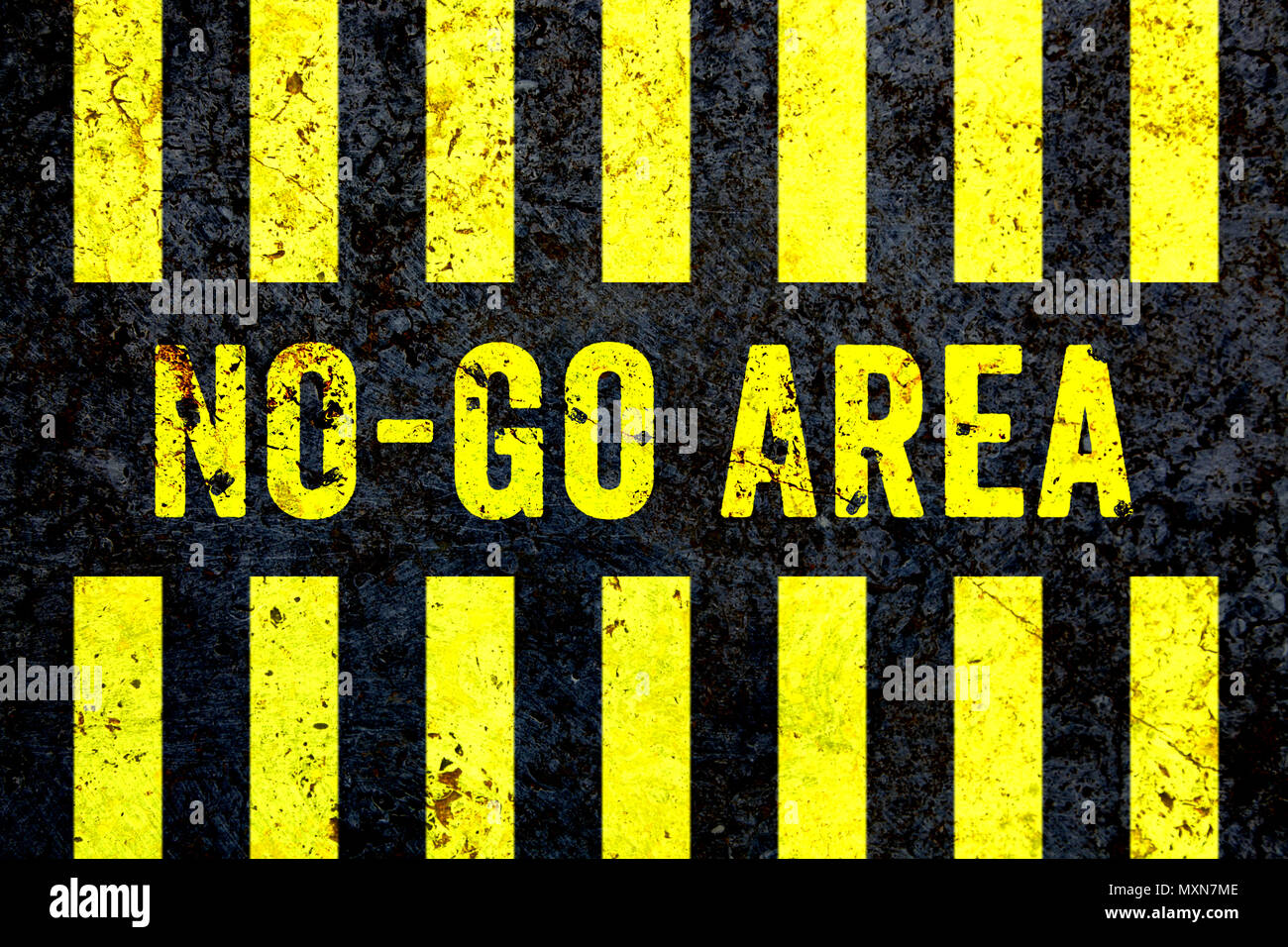 "No-Go Area" segno di avvertimento in giallo lettere dipinta su una schifezza parete in calcestruzzo con strisce gialle. Segno come concetto per: non inserire la zona, cautela Foto Stock