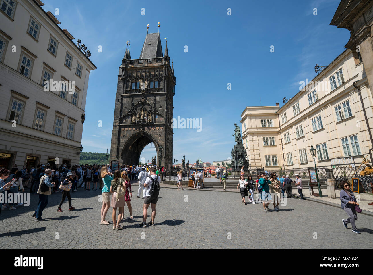 Una vista di turisti alla torre del ponte della Città Vecchia di Praga, Repubblica Ceca Foto Stock