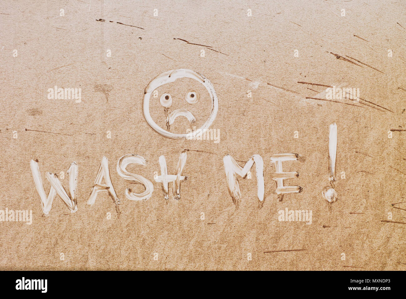 Chiudere gli schizzi di fango dalla stagione piovosa per lavaggio auto me messaggio di testo Foto Stock