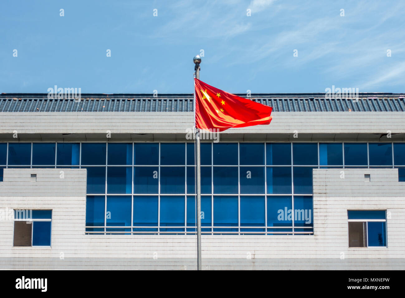I battenti a cinque stelle bandiera rossa in Cina Foto Stock
