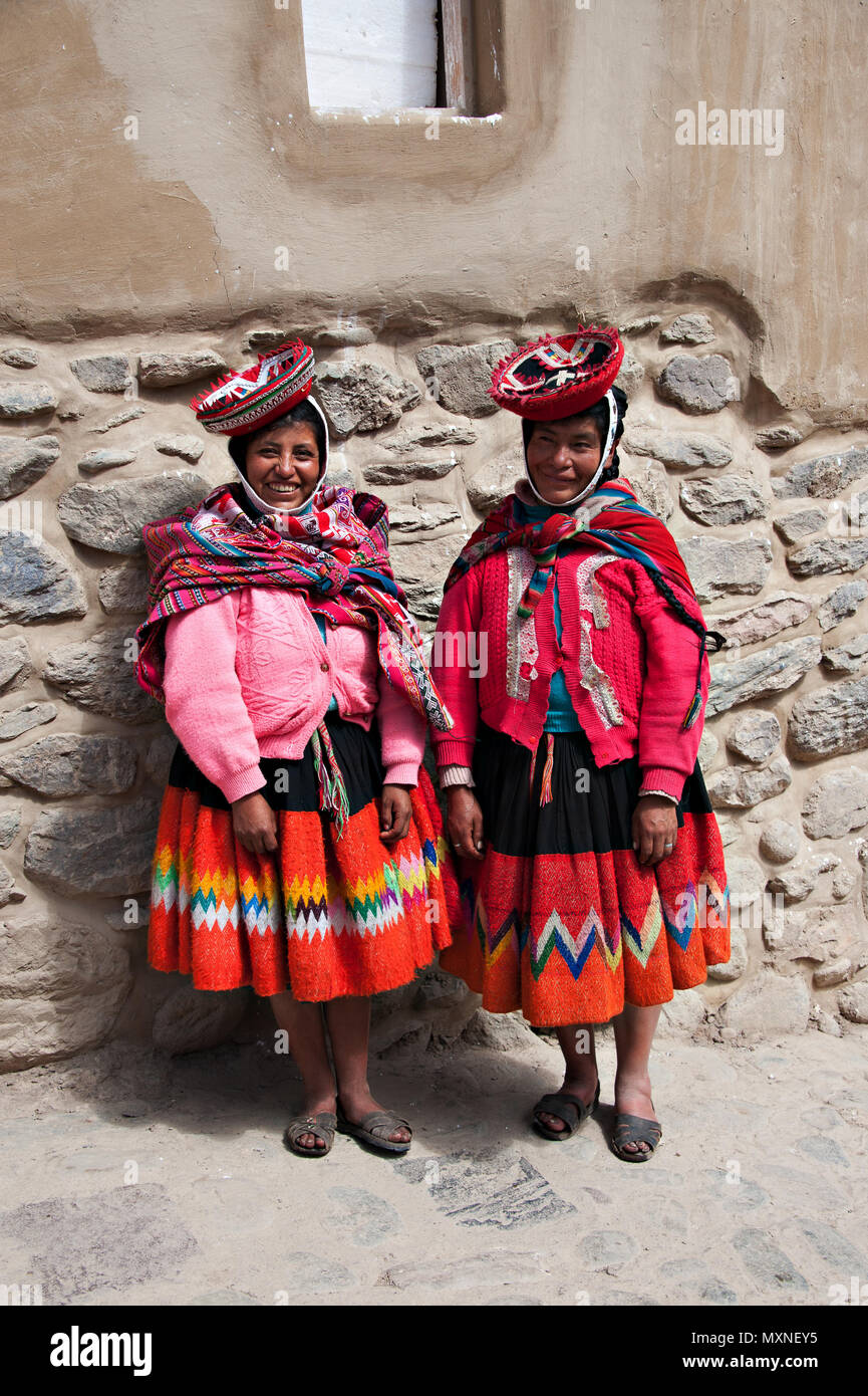 Locali peruviani bambine posano per una fotografia, nelle strade di Cusco Peru Sud America Foto Stock