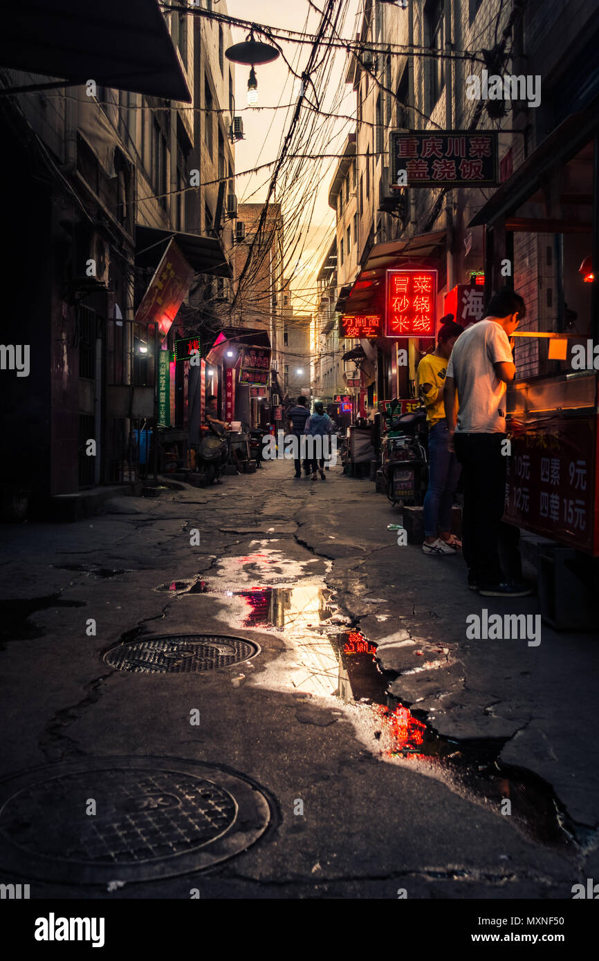 XI'an, Cina - 14 Maggio 2018: Pomeriggio tramonto su un cinese Urban Food Street Foto Stock