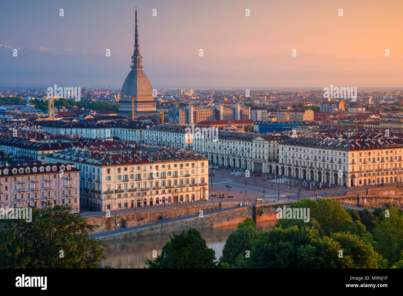 Torino. Aerial cityscape immagine di Torino in Italia durante il periodo estivo sunrise. Foto Stock