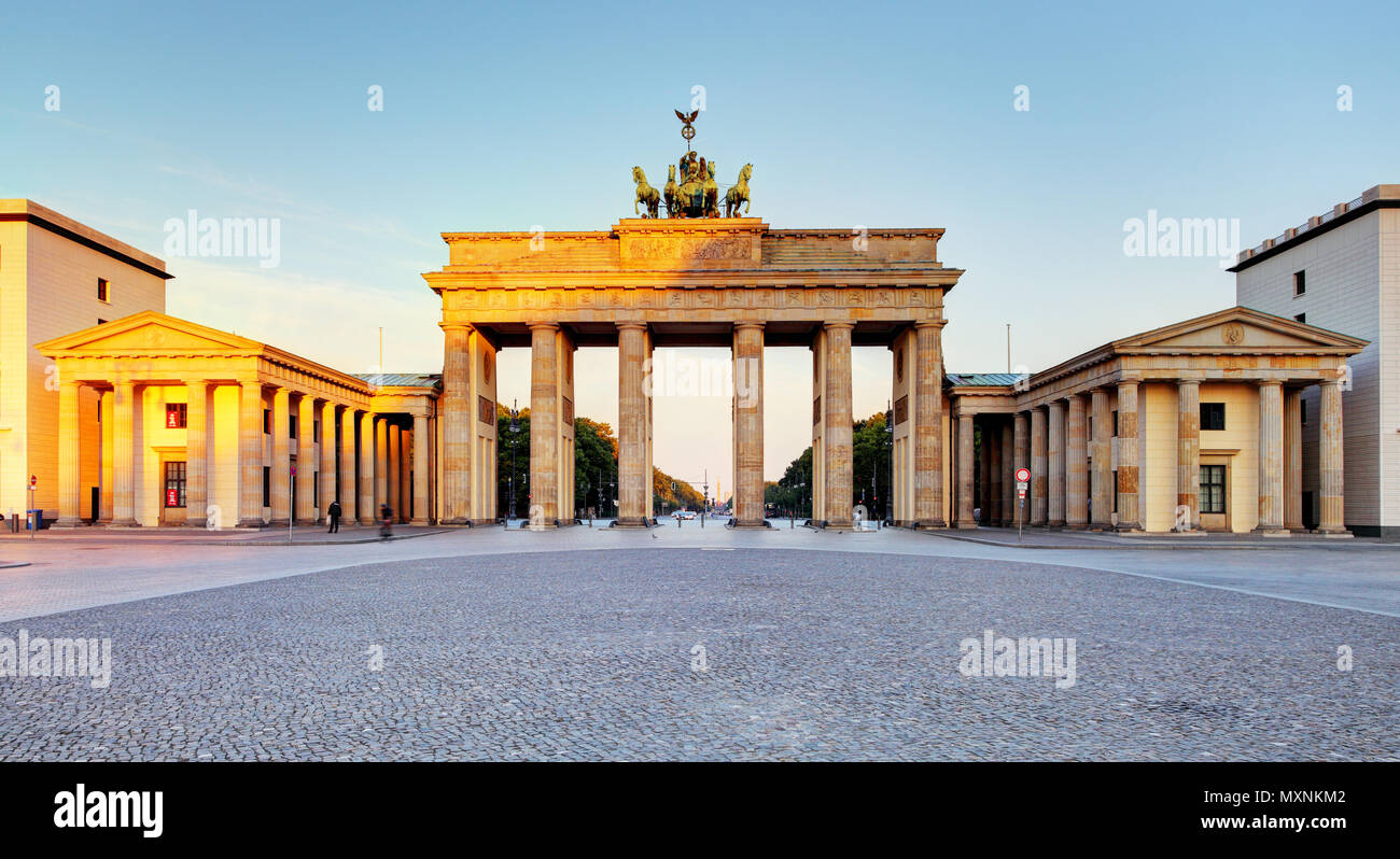 Porta di Brandeburgo durante il sunrise a Berlino, Germania Foto Stock