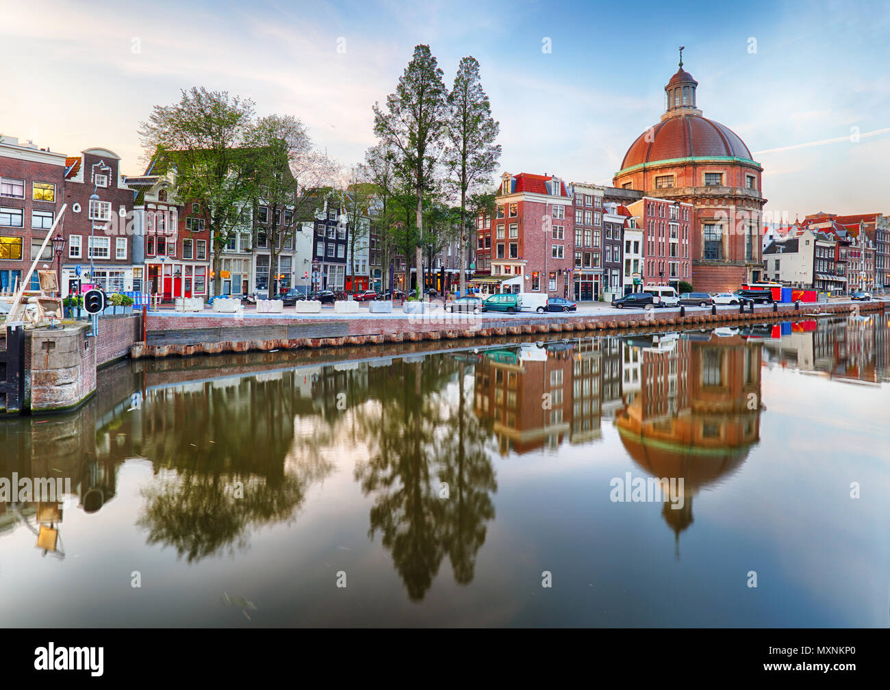 Tradizionali olandesi vecchie case sui canali di Amsterdam, Olanda. Foto Stock