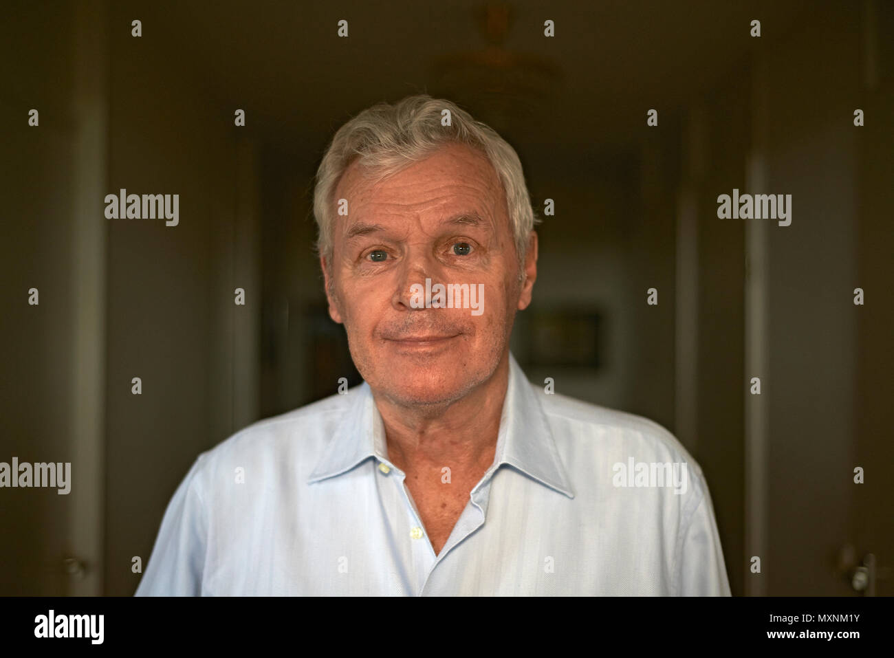 Ritratto di un uomo anziano in una casa di riposo guardando molto persa e sicuri come se egli ha dimenticato le cose e ha il morbo di Alzheimer Foto Stock