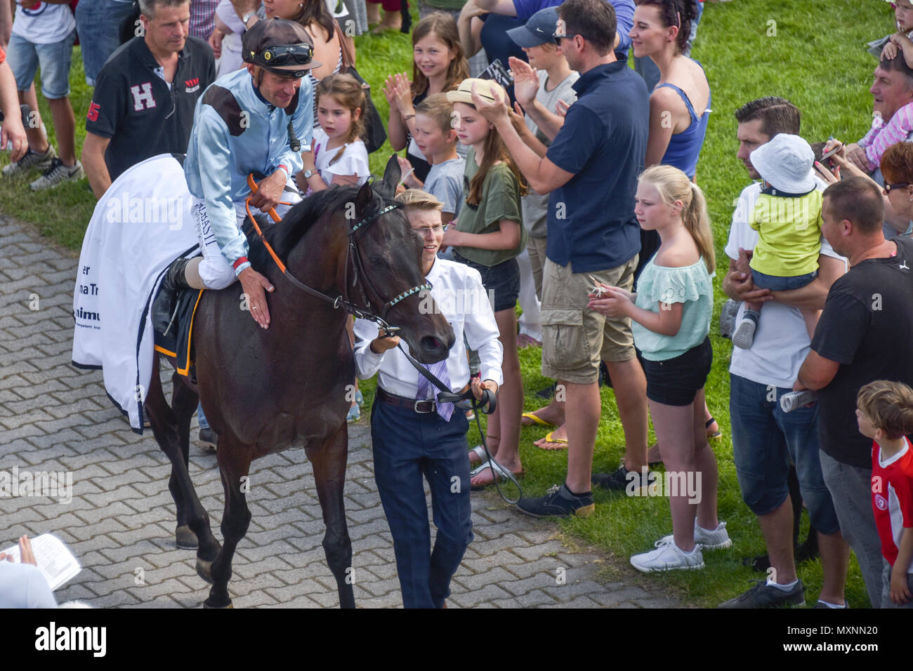 Corsa di cavalli Baden-Baden, 2 giugno, 2018, Baden Racing di Evento Spring, vincitore di gara 4, Alexander Pietsch con Mascha, gara Kronimus Diana Trial Foto Stock