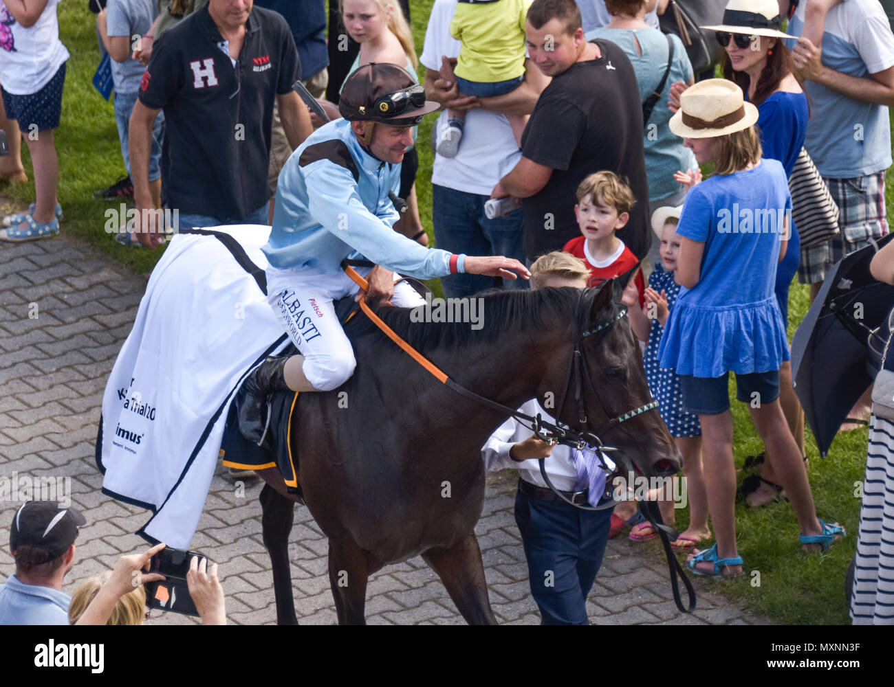 Corsa di cavalli Baden-Baden, 2 giugno, 2018, Baden Racing di Evento Spring, vincitore di gara 4, Alexander Pietsch con Mascha, gara Kronimus Diana Trial Foto Stock
