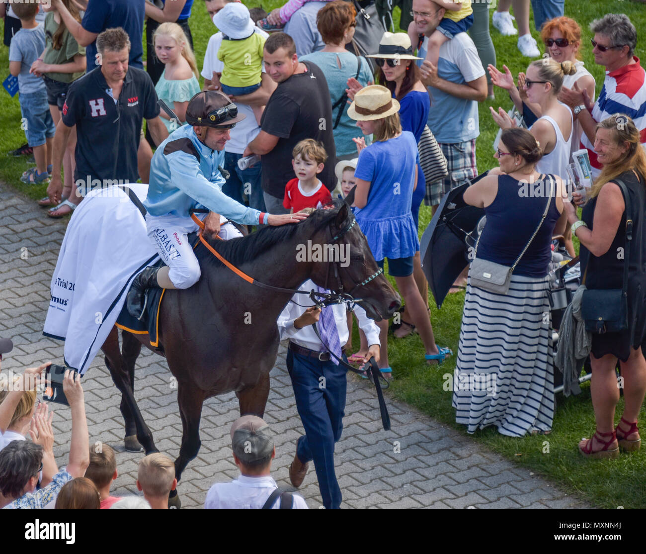 Corsa di cavalli Baden-Baden, 2 giugno, 2018, Baden Racing di Evento Spring, vincitore di gara 4, Alexander Pietsch con Mascha, gara Kronimus Diana Trial Foto Stock