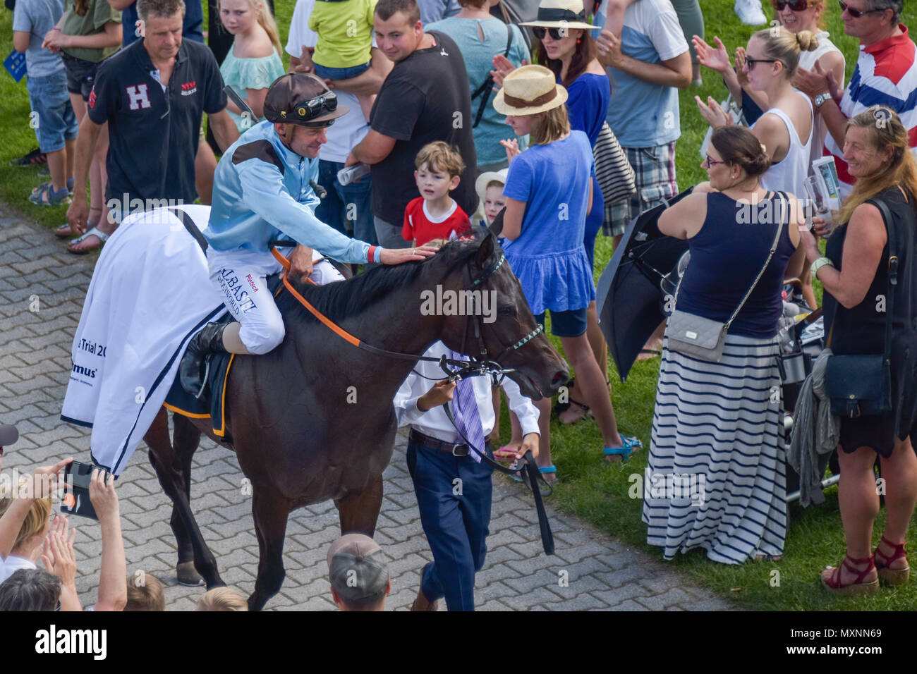 Corsa di cavalli Baden-Baden, 2 giugno, 2018, Baden Racing di Evento Spring, vincitore di gara 4, Alexander Pietsch con Mascha, gara Kronimus Diana Trial Foto Stock