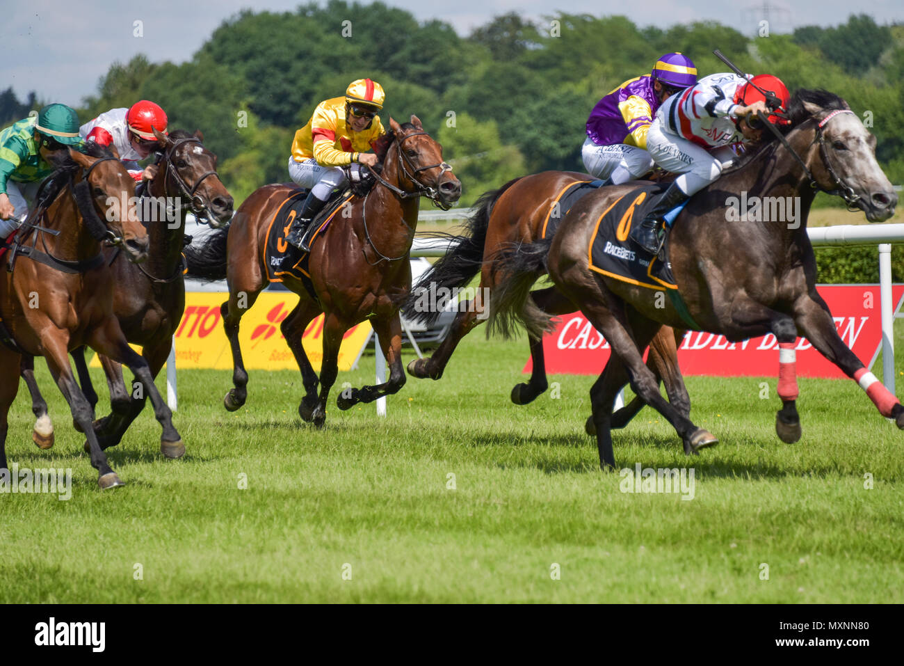 Corsa di cavalli Baden-Baden, 2 giugno, 2018, Baden Racing di Evento Spring, vincitore Adrie de Vries, Gara 5, ordine di rodaggio, gara Preis der Buhlschen Mühle Foto Stock