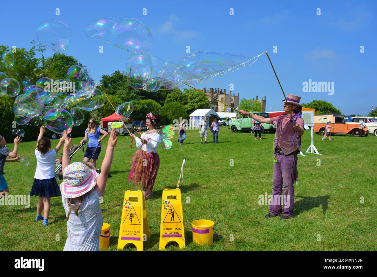 Bubblemania rendendo le bolle di sapone per intrattenere la folla annuale di Sherborne Castle Country Fair, Sherborne, Dorset, Inghilterra. Foto Stock