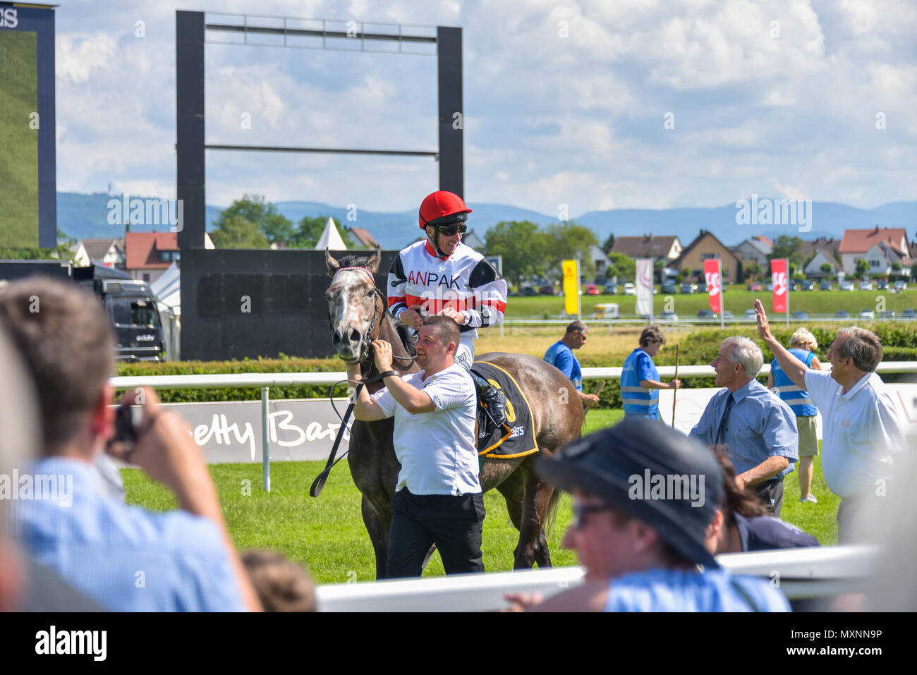 Corsa di cavalli Baden-Baden, 2 giugno, 2018, Baden Racing di Evento Spring, vincitore Adrie de Vries con Anpak, gara Preis der Buhlschen Mühle Foto Stock