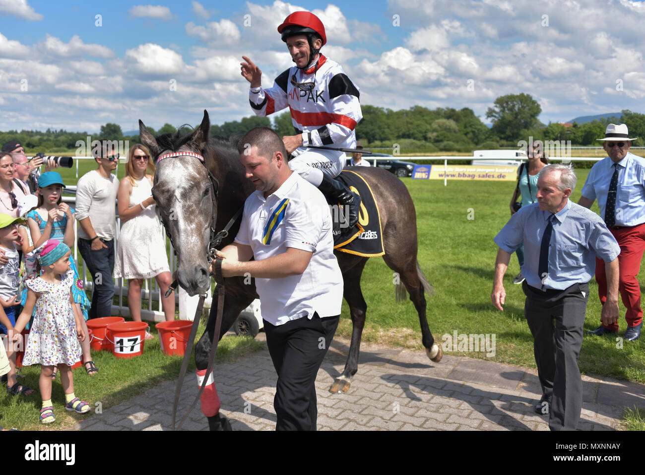 Corsa di cavalli Baden-Baden, 2 giugno, 2018, Baden Racing di Evento Spring, vincitore Adrie de Vries con Anpak, gara Preis der Buhlschen Mühle Foto Stock