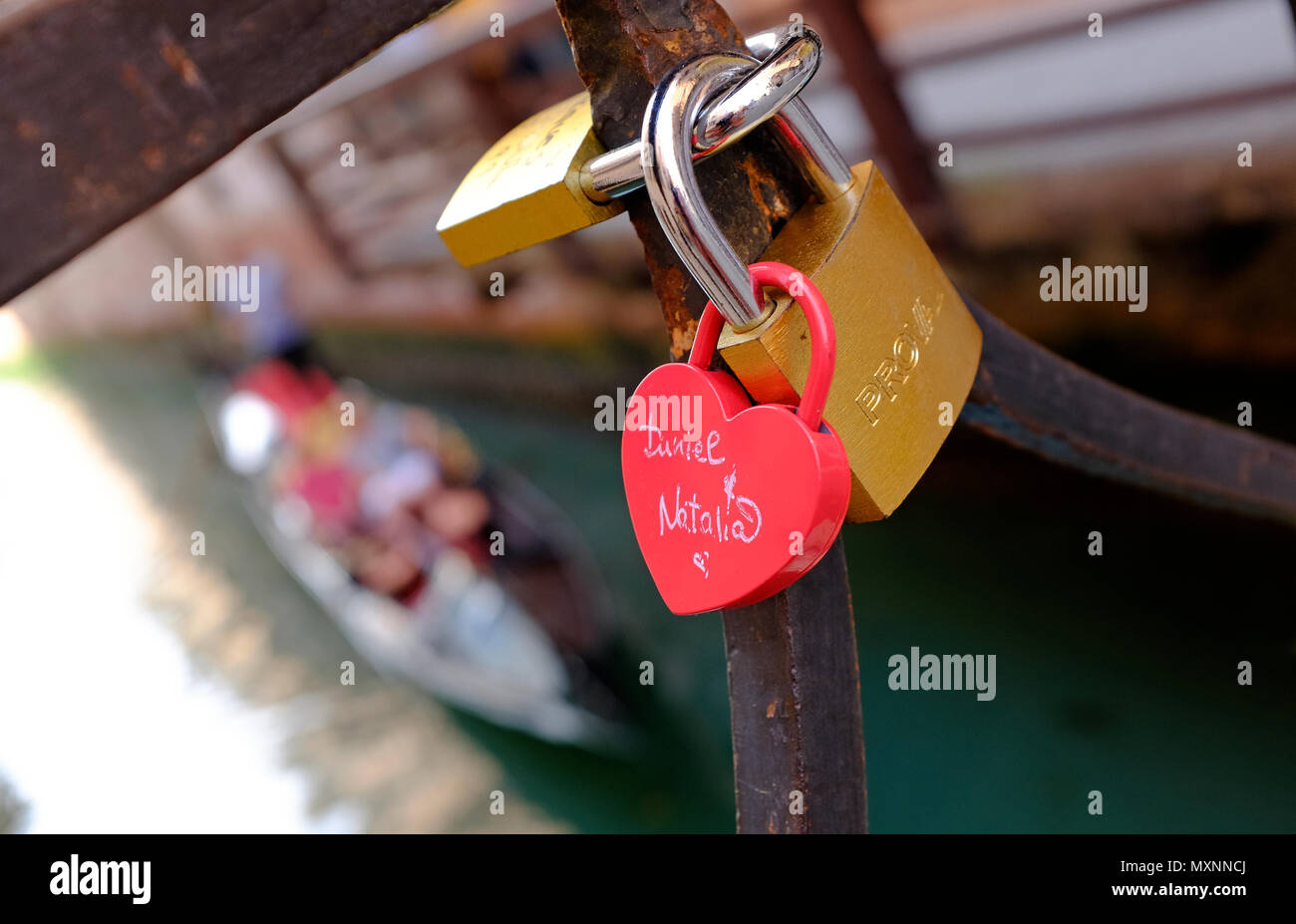 Amore si blocca sul ponte sul canale, Venezia, Italia Foto Stock