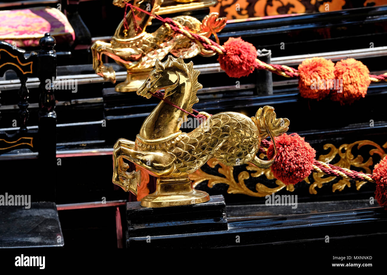 Golden Horse dettaglio sulla gondola veneziana, Venezia, Italia Foto Stock