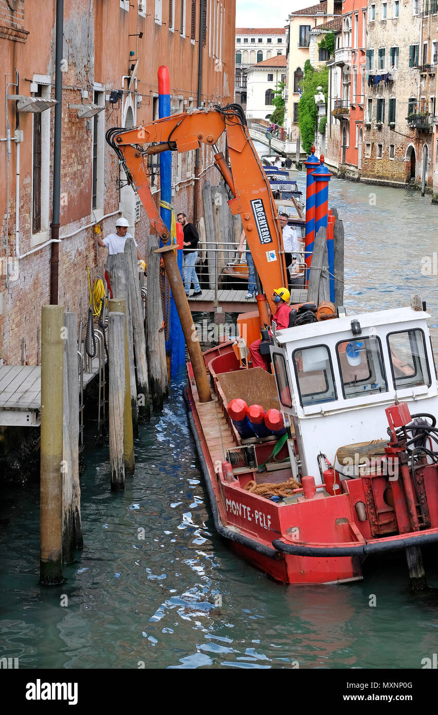Operai a Venezia la rimozione del vecchio posto di ormeggio, Italia Foto Stock