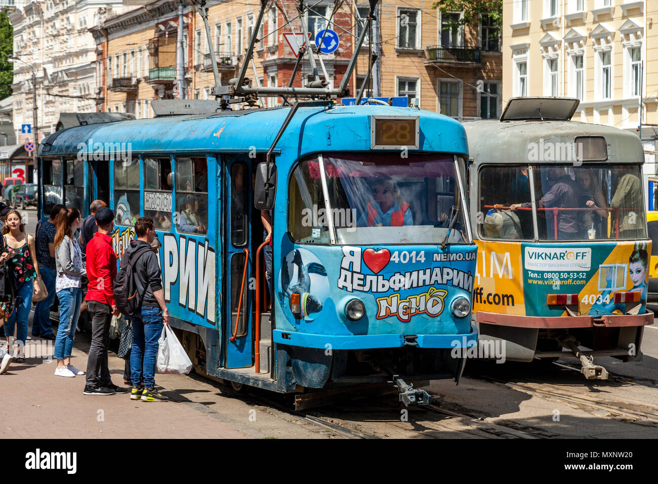 La popolazione locale di salire a bordo di un Tram, Odessa, Ucraina Foto Stock