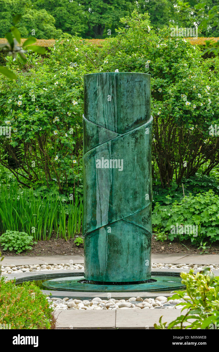 CAWDOR CASTLE Nairn Scozia cilindrica di fontana nel giardino del Paradiso Foto Stock