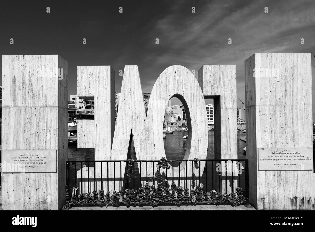 Summer View su Spinola Bay, St Julians Bay, St Julians town, Malta Foto Stock