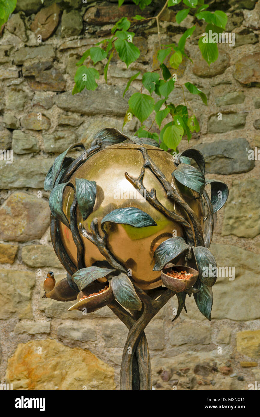 CAWDOR CASTLE Nairn Scozia dettaglio giardino esotico di GLOBE BIRD FEEDER CON FRINGUELLO Foto Stock