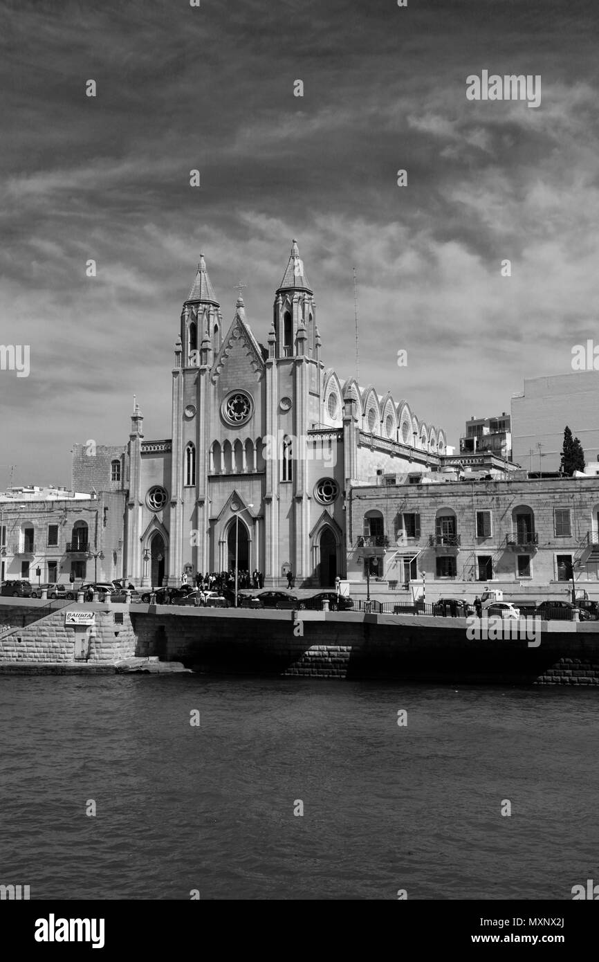 Estate vista su St Julians vecchia chiesa parrocchiale, St Julians Bay, St Julians town, Malta Foto Stock